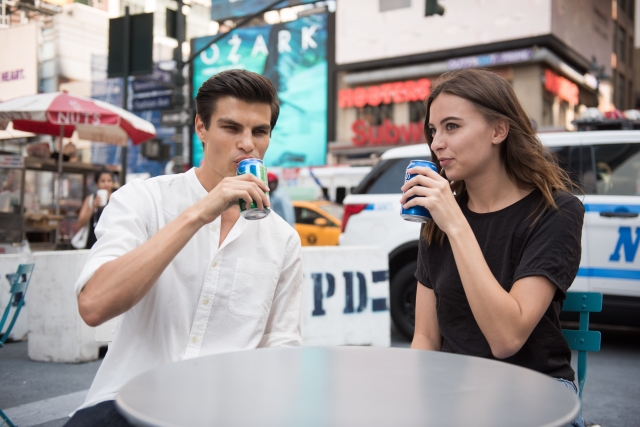 女性と会話を楽しむ男性