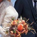 結婚式をする2人