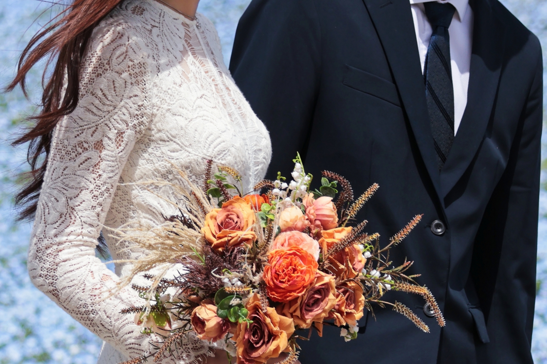 結婚式をする2人